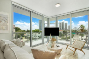 Modern Central 2-bedroom 2-bathroom Pool Parking